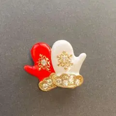 セール　ブローチ　手袋　クリスマスカラー　かわいい　白赤　簡易ラッピング付き