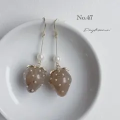 1点限り✳︎大ぶりマーブルいちごチャームピアス　ベージュ
