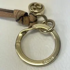バ*ン様 GUCCI ベージュレザーキーリング インターロッキングGGロゴ付き