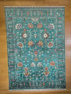 ターコイズ色の花柄ラグ 152x220cm