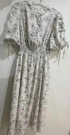 ハニーズ 花柄ワンピース 白 半袖