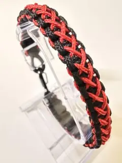 赤と黒の編み込みブレスレット