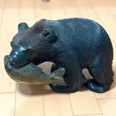 木彫りのクマ 鮭を咥えた彫刻