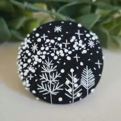 #987　北欧　クリスマス　刺繍ブローチ　ハンドメイド　くるみボタン