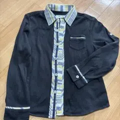 黒の長袖シャツ ストライプ襟付き