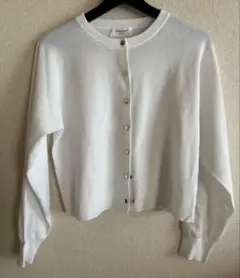 ホワイト ボタン付きショート丈カーディガン 長袖
