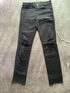 ユニクロ ダメージ加工 ブラックスキニーパンツ