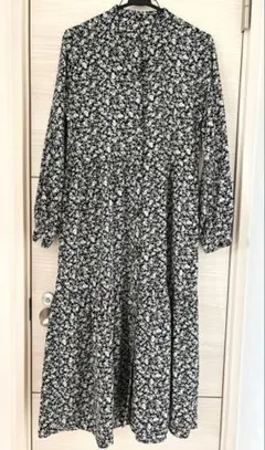 GU花柄ロングワンピース（濃紺、白）