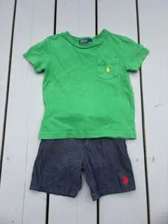 ポロロゴ付きTシャツとショートパンツセット