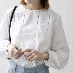 美品 ビアズリー ドッド刺繍プルオーバー ホワイト - メルカリ