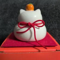 白い陶器の猫鏡餅 S 招き猫 置物 橙色の果物付き　DECOLE