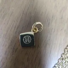 CHANELスクエア型ホリデーチャーム、ゴールド チェーン付き