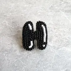 【ハンドメイド】ビーズ刺繍 ブローチ イニシャル H エイチ