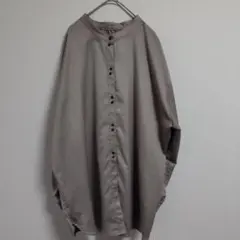 グレーのボタン付き長袖シャツ