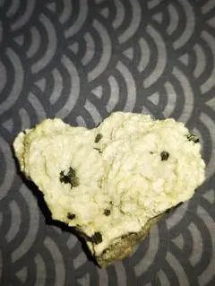 ハート型の白色石（黒い部分は黒水晶（モリオン））