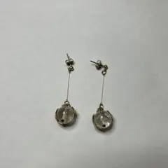 ゴールドのクリアロングドロップピアス