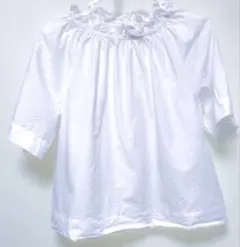 訳あり。UNIQLO 襟元フリル付きホワイト半袖シャツ⭐︎