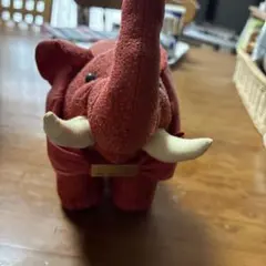 赤い象のぬいぐるみのサムネイル