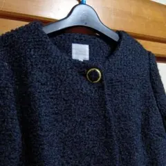 ノーカラーブラックコート 金ボタン