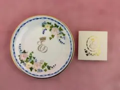 バッキンガム宮殿がヨーク公女ユージェニーの結婚式のために製作した磁器の皿のサムネイル