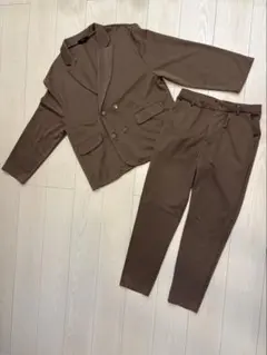 ブラウン ダブルブレストジャケットとパンツセットアップ
