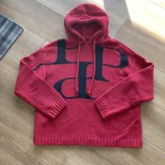 赤いフード付きニットパーカー