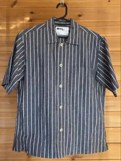 MHL. グレーに近いネイビー/ホワイトストライプ 半袖シャツ