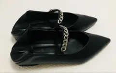 ブラック ポインテッドトゥ ２wayフラットシューズ チェーン付き