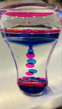 オイルタイマー　青とピンクの液体動くおもちゃ　リラックス効果　オシャレ雑貨