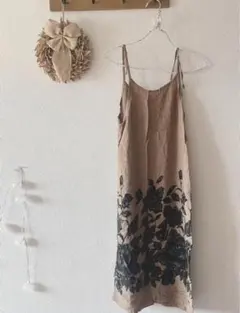 花柄 キャミソールワンピース ロング丈 ベージュ　ワンピース　花柄　バラ　シックのサムネイル
