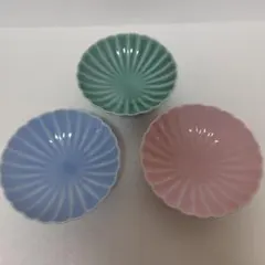 未使用品有田焼深川製　菊割皿３枚のサムネイル