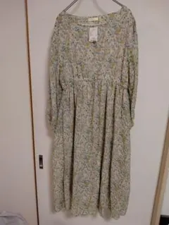 【新品未使用】earthmusic&ecologyの花柄のワンピース