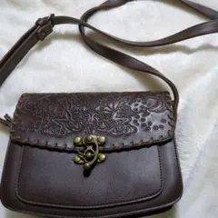 エンボス加工ブラウンショルダーバッグ