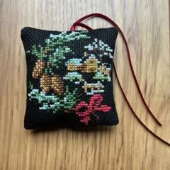 クロスステッチ完成品　クリスマスオーナメント　まつぼっくりのサムネイル