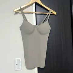 ユニクロ　エアリズムシームレス　Vネックブラキャミソール ベージュM