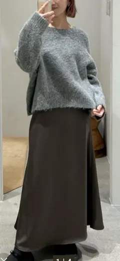 サテンフレアスカート