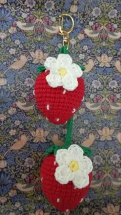 いちごのキーホルダー (かぎ針編み)