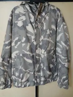 グレー迷彩柄フード付きナイロンジャケット試着のみです。最終値下げ！