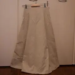 ベージュ リボン付きフレアロングスカート