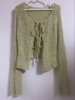淡いグリーンの長袖カーディガン