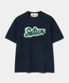 【SATUR】スモジロゴアートワーク半袖Tシャツヴィンテージネイビー