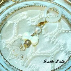 ハンドメイド ビーズキーホルダー 白色 リボン パール お花 バッグチャーム