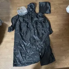 黒いフード付きレインウェア 収納袋付き