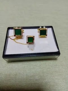 緑のスクエアデザイン カフスボタンとネクタイピンセット