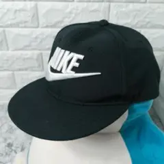 ナイキ スナップバック キャップ 黒 立体刺繍ビッグロゴ フラットバイザーのサムネイル