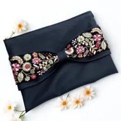 インド刺繍の贅沢ポーチ　ブラック系　ファスナー　通帳ケース　コスメ　母子手帳