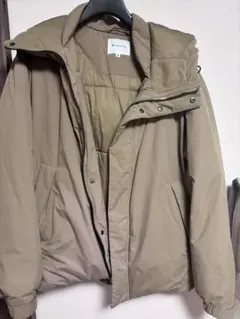 ベージュ フード付き ダウンジャケット