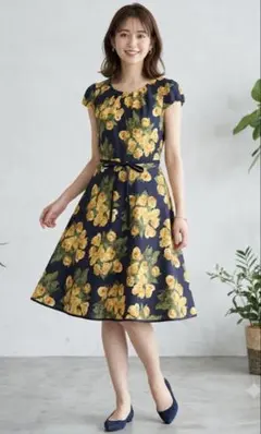 M'S GRACY エムズグレイシー 紺色花柄ワンピース 半袖38美品M相当のサムネイル