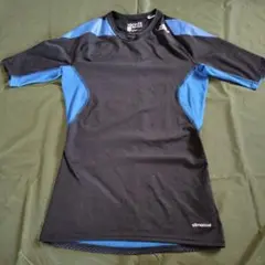 adidas techfit compression Tシャツ 黒/青