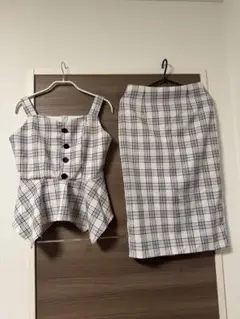 ペプラムトップス　タイトスカート　セットアップ